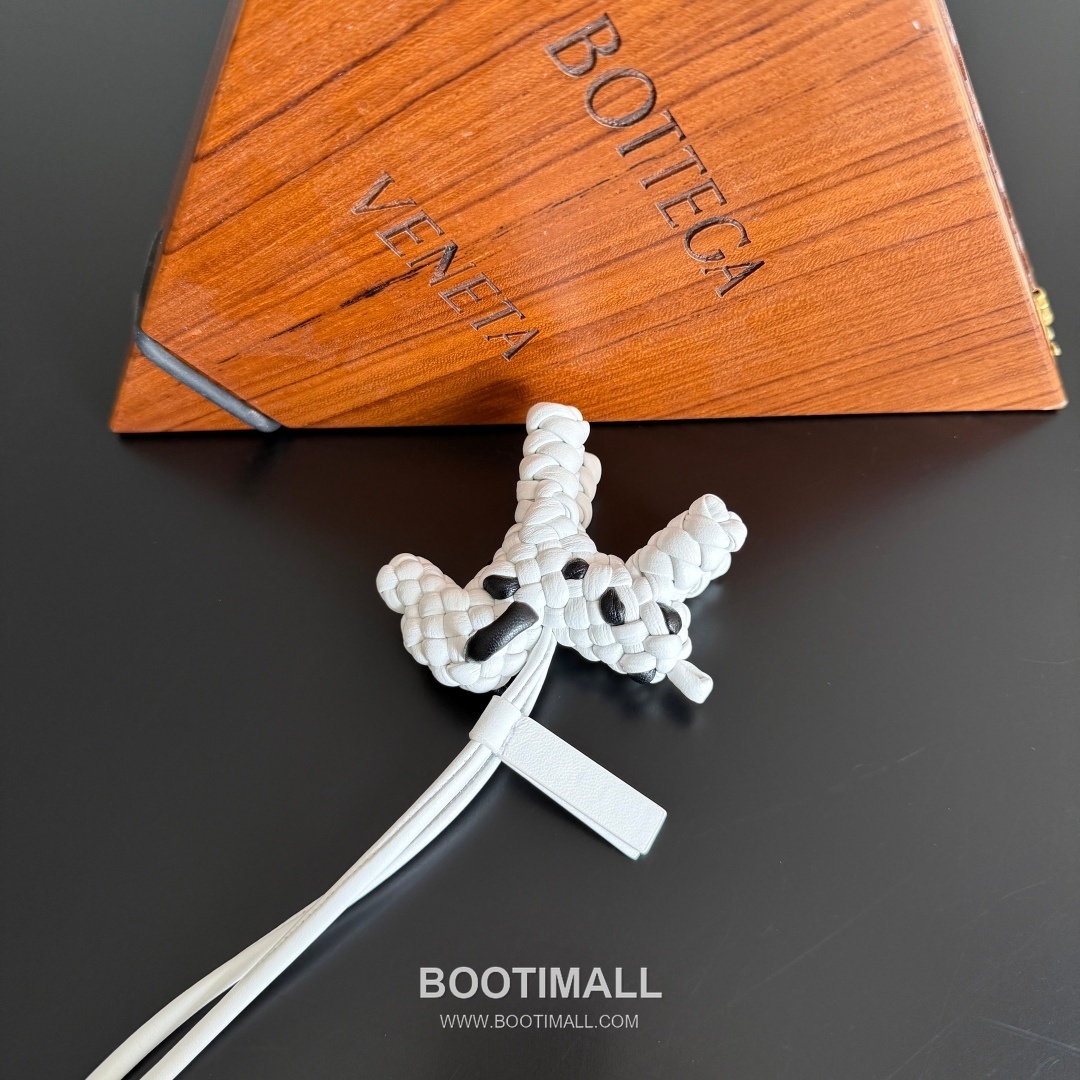 Bottega Veneta Intrecciato Dog Charm Leather Bag 보테가 베네타 인트레치아토 도그 참 가죽 백참 14