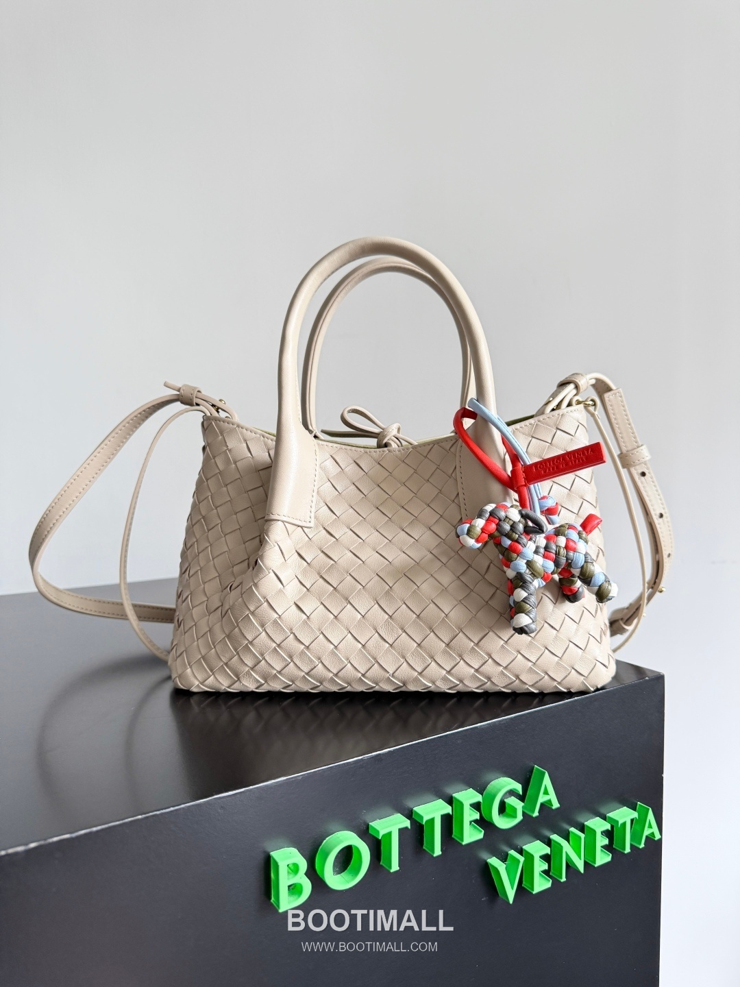 Bottega Veneta Intrecciato Dog Charm Leather Bag 보테가 베네타 인트레치아토 도그 참 가죽 백참 3