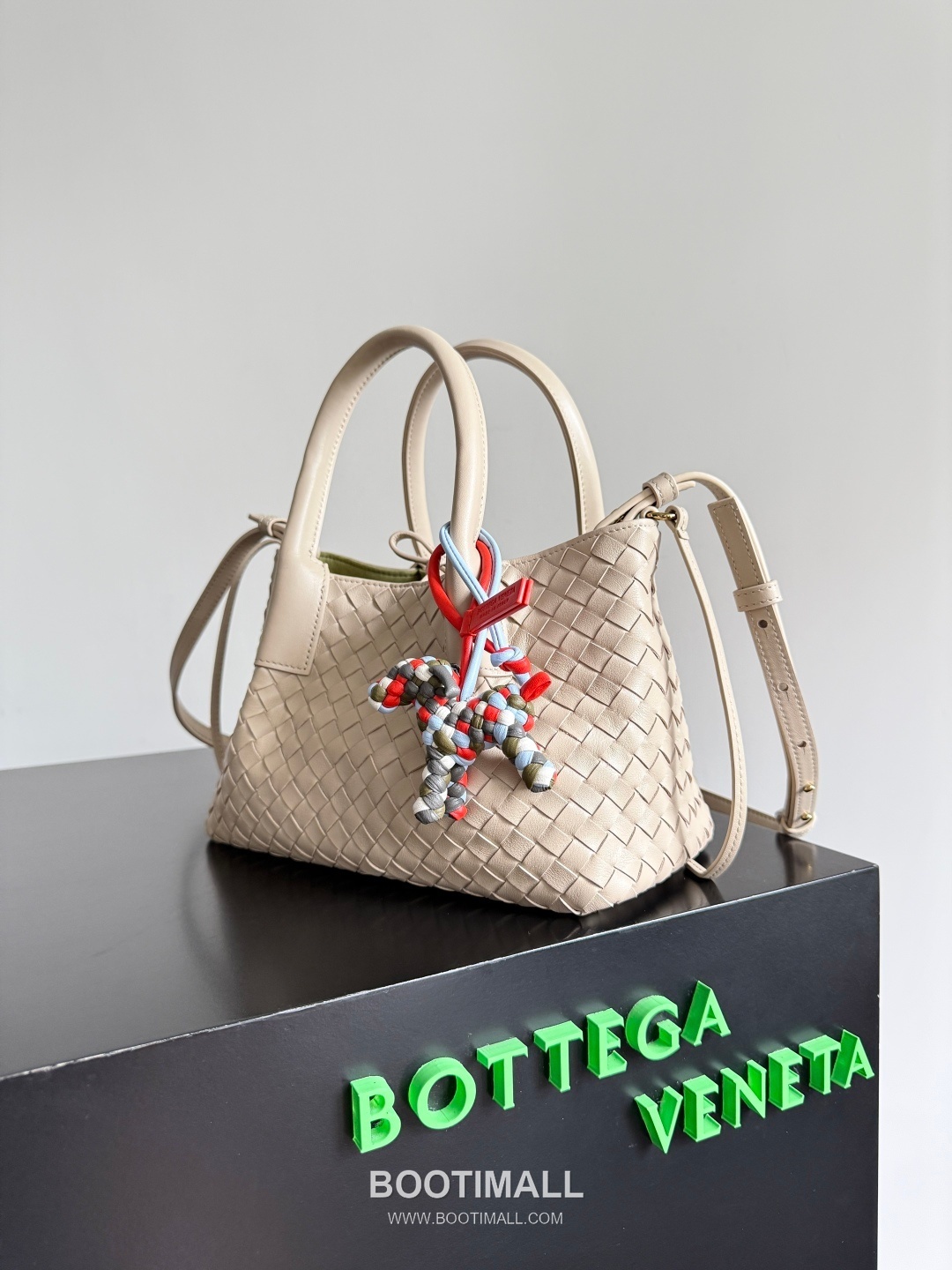 Bottega Veneta Intrecciato Dog Charm Leather Bag 보테가 베네타 인트레치아토 도그 참 가죽 백참 4