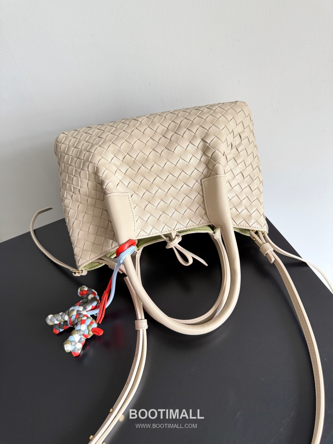 Bottega Veneta Intrecciato Dog Charm Leather Bag 보테가 베네타 인트레치아토 도그 참 가죽 백참 5