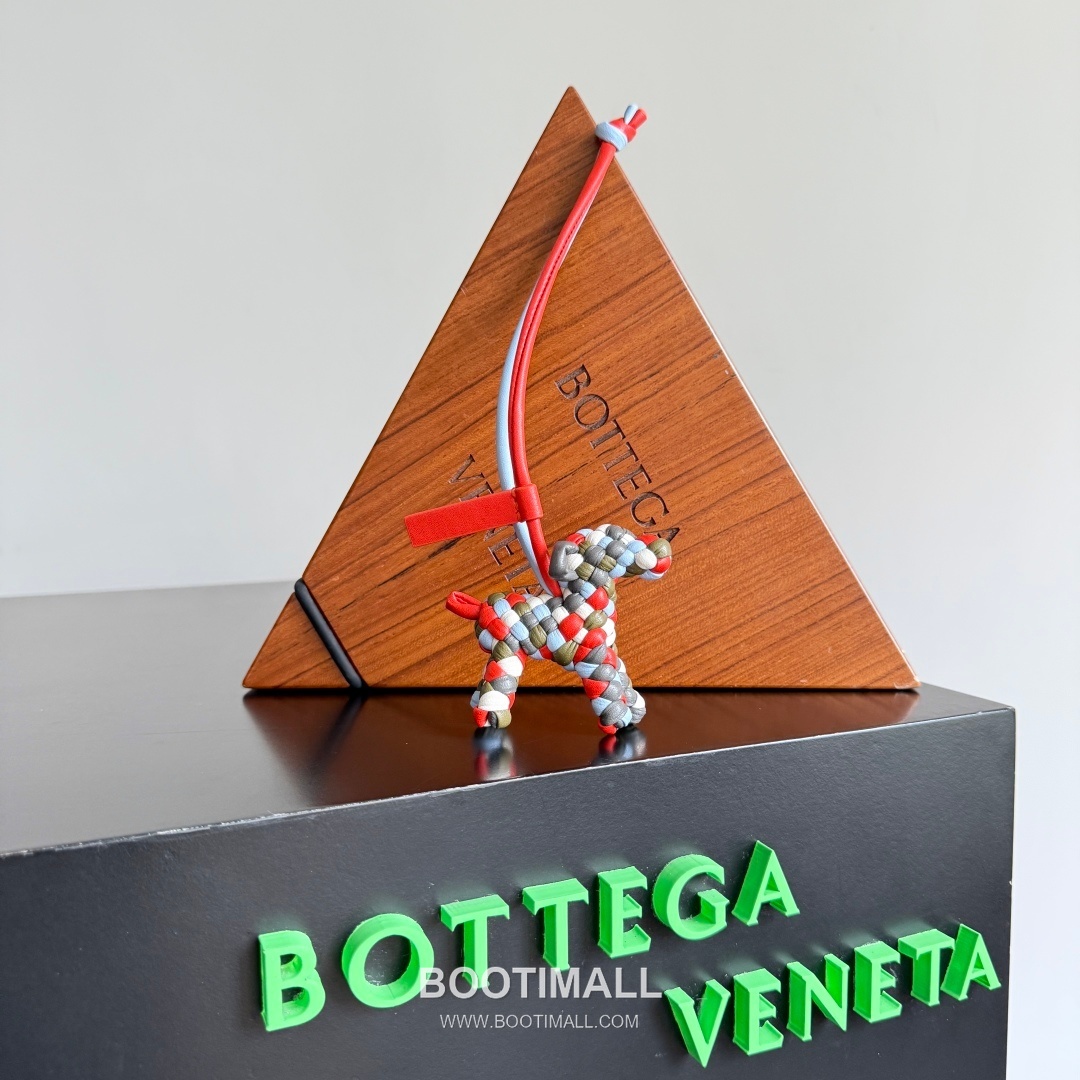 Bottega Veneta Intrecciato Dog Charm Leather Bag 보테가 베네타 인트레치아토 도그 참 가죽 백참 6