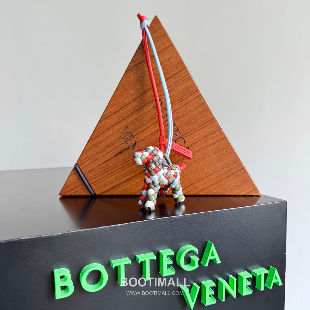 Bottega Veneta Intrecciato Dog Charm Leather Bag 보테가 베네타 인트레치아토 도그 참 가죽 백참 7