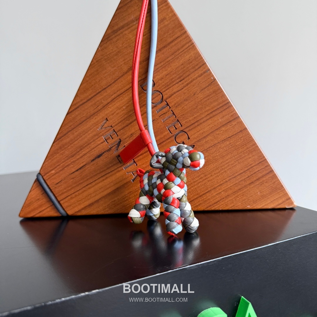 Bottega Veneta Intrecciato Dog Charm Leather Bag 보테가 베네타 인트레치아토 도그 참 가죽 백참 8