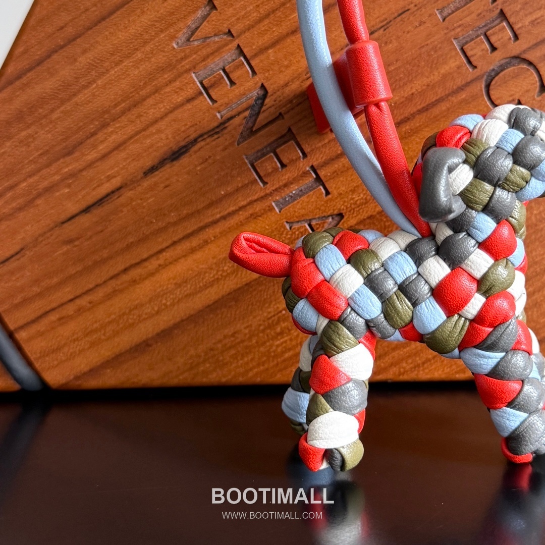 Bottega Veneta Intrecciato Dog Charm Leather Bag 보테가 베네타 인트레치아토 도그 참 가죽 백참 10