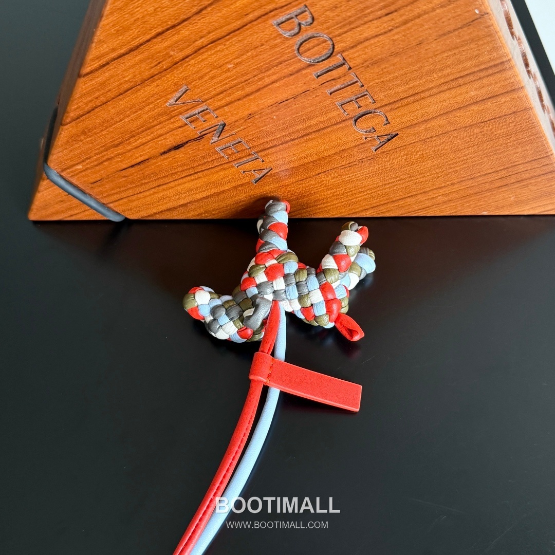 Bottega Veneta Intrecciato Dog Charm Leather Bag 보테가 베네타 인트레치아토 도그 참 가죽 백참 11