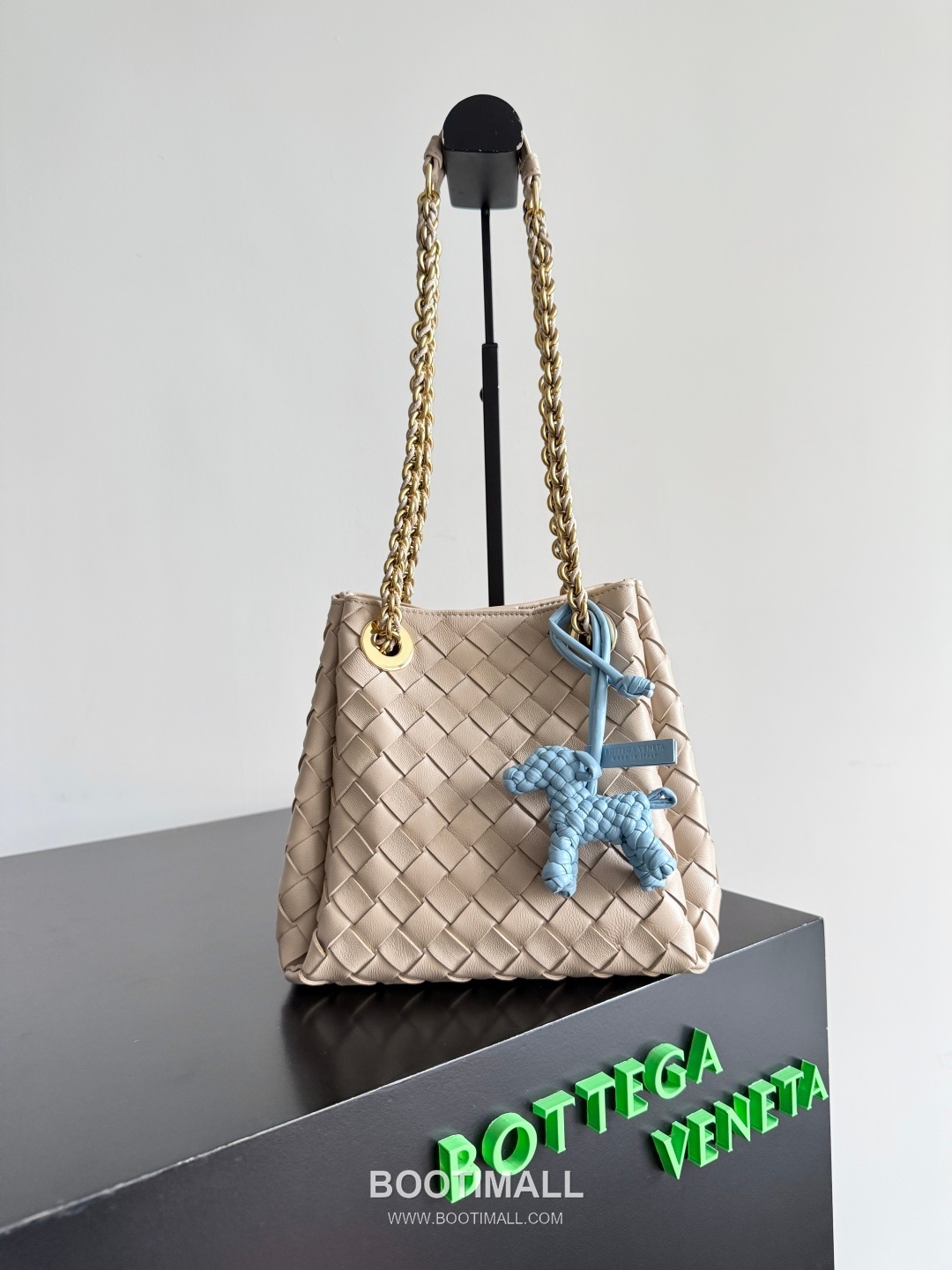 Bottega Veneta Intrecciato Dog Charm Leather Bag 보테가 베네타 인트레치아토 도그 참 가죽 백참 3