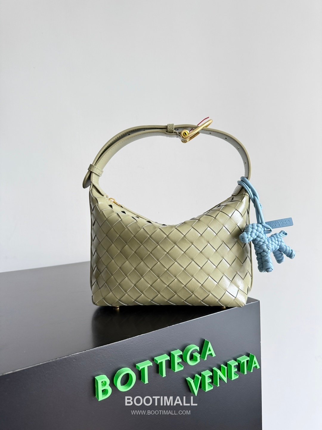 Bottega Veneta Intrecciato Dog Charm Leather Bag 보테가 베네타 인트레치아토 도그 참 가죽 백참 4