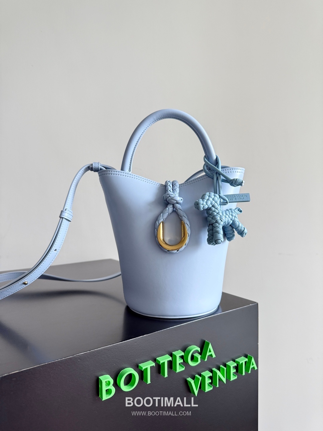 Bottega Veneta Intrecciato Dog Charm Leather Bag 보테가 베네타 인트레치아토 도그 참 가죽 백참 5
