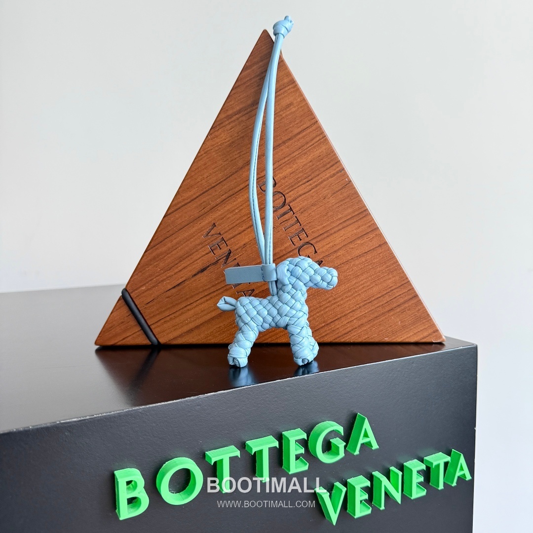 Bottega Veneta Intrecciato Dog Charm Leather Bag 보테가 베네타 인트레치아토 도그 참 가죽 백참 6