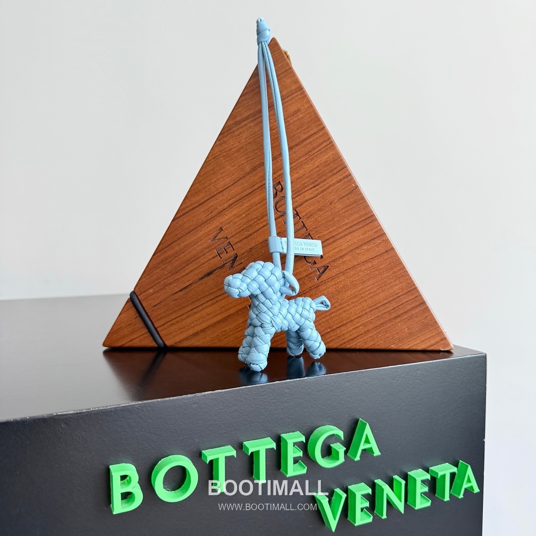 Bottega Veneta Intrecciato Dog Charm Leather Bag 보테가 베네타 인트레치아토 도그 참 가죽 백참 7