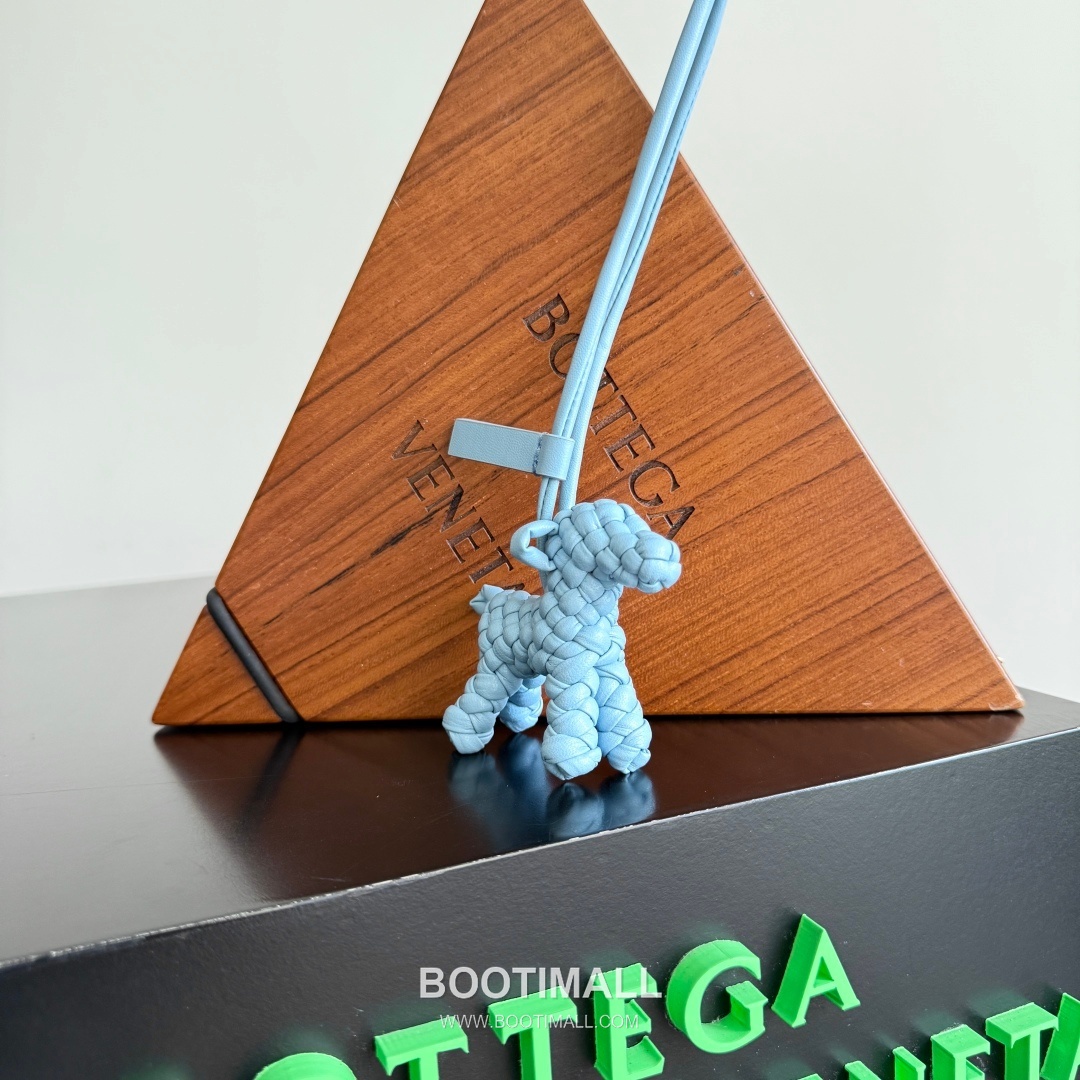 Bottega Veneta Intrecciato Dog Charm Leather Bag 보테가 베네타 인트레치아토 도그 참 가죽 백참 8