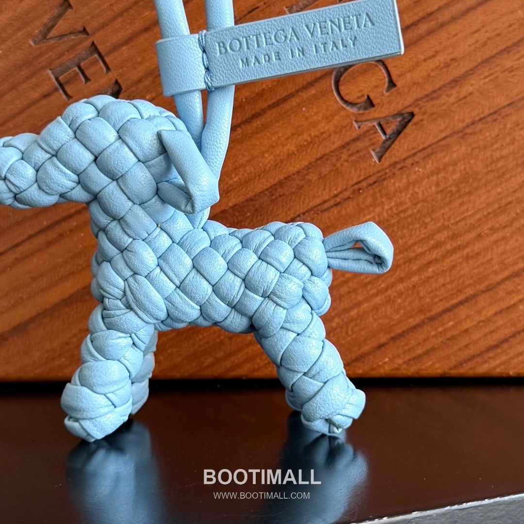 Bottega Veneta Intrecciato Dog Charm Leather Bag 보테가 베네타 인트레치아토 도그 참 가죽 백참 9