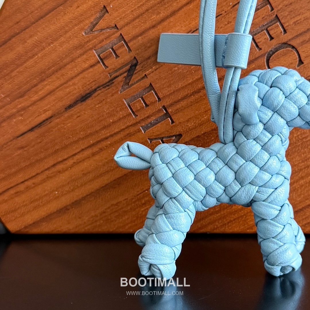 Bottega Veneta Intrecciato Dog Charm Leather Bag 보테가 베네타 인트레치아토 도그 참 가죽 백참 10