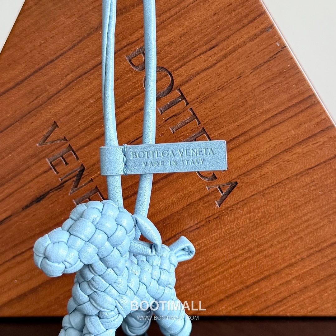 Bottega Veneta Intrecciato Dog Charm Leather Bag 보테가 베네타 인트레치아토 도그 참 가죽 백참 12
