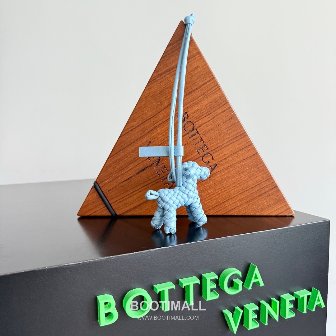 Bottega Veneta Intrecciato Dog Charm Leather Bag 보테가 베네타 인트레치아토 도그 참 가죽 백참 14