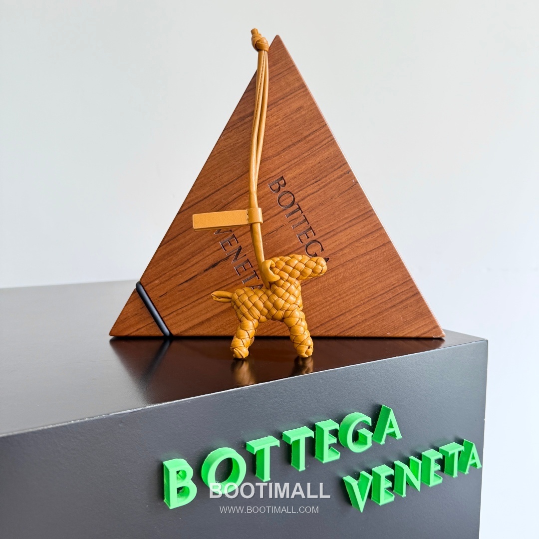 Bottega Veneta Intrecciato Dog Charm Leather Bag 보테가 베네타 인트레치아토 도그 참 가죽 백참 1