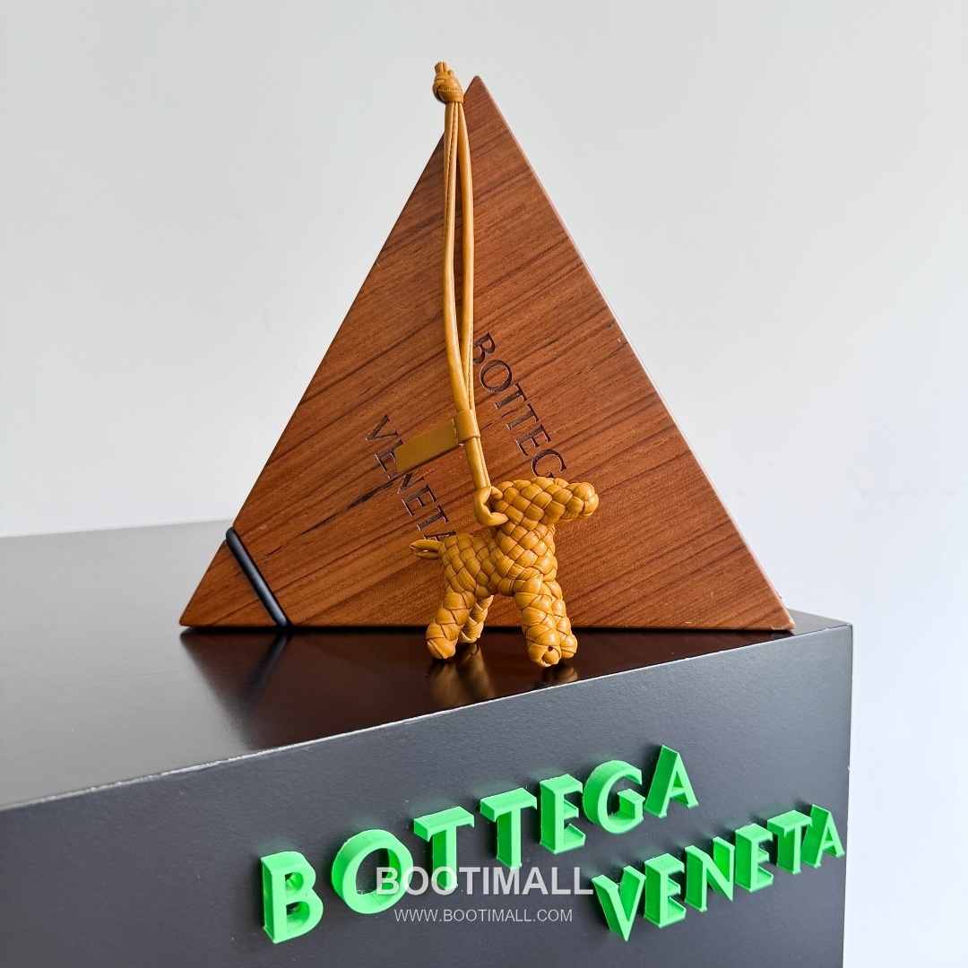 Bottega Veneta Intrecciato Dog Charm Leather Bag 보테가 베네타 인트레치아토 도그 참 가죽 백참 3