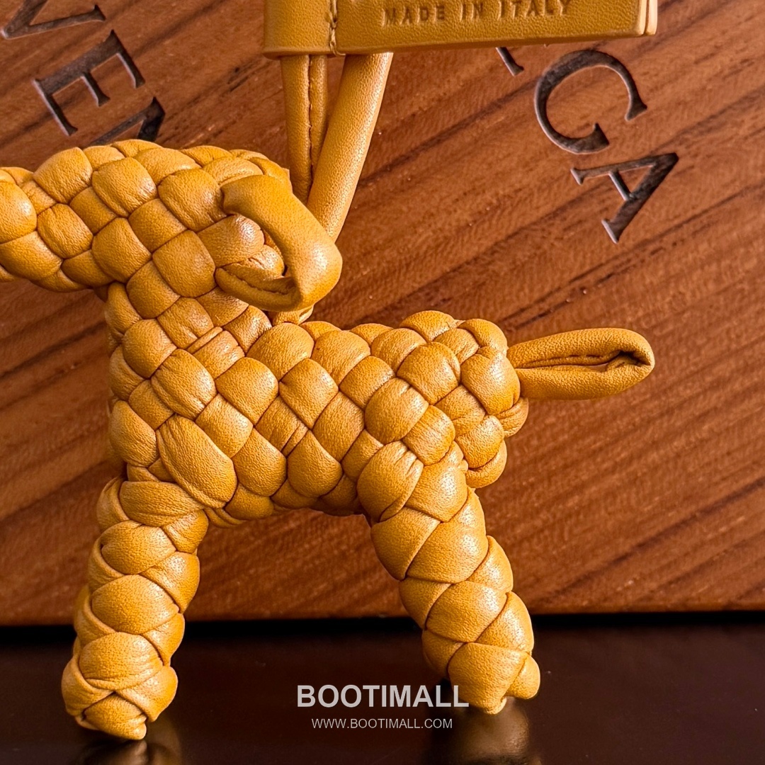 Bottega Veneta Intrecciato Dog Charm Leather Bag 보테가 베네타 인트레치아토 도그 참 가죽 백참 4