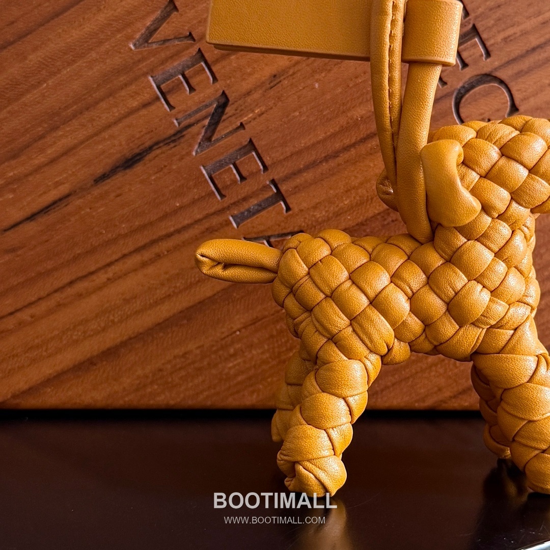 Bottega Veneta Intrecciato Dog Charm Leather Bag 보테가 베네타 인트레치아토 도그 참 가죽 백참 5