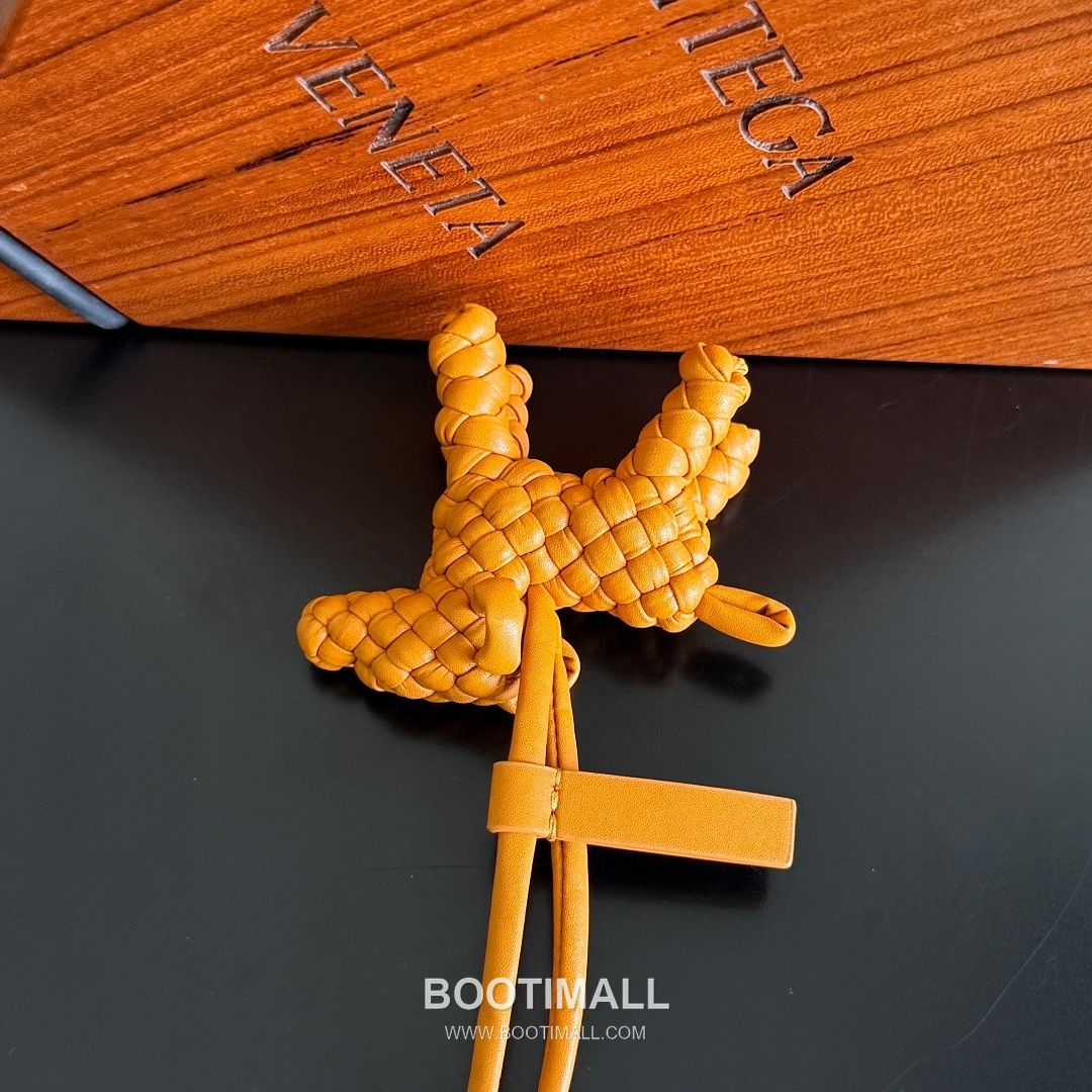 Bottega Veneta Intrecciato Dog Charm Leather Bag 보테가 베네타 인트레치아토 도그 참 가죽 백참 6