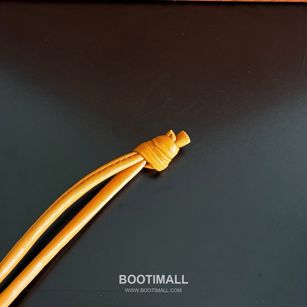 Bottega Veneta Intrecciato Dog Charm Leather Bag 보테가 베네타 인트레치아토 도그 참 가죽 백참 8