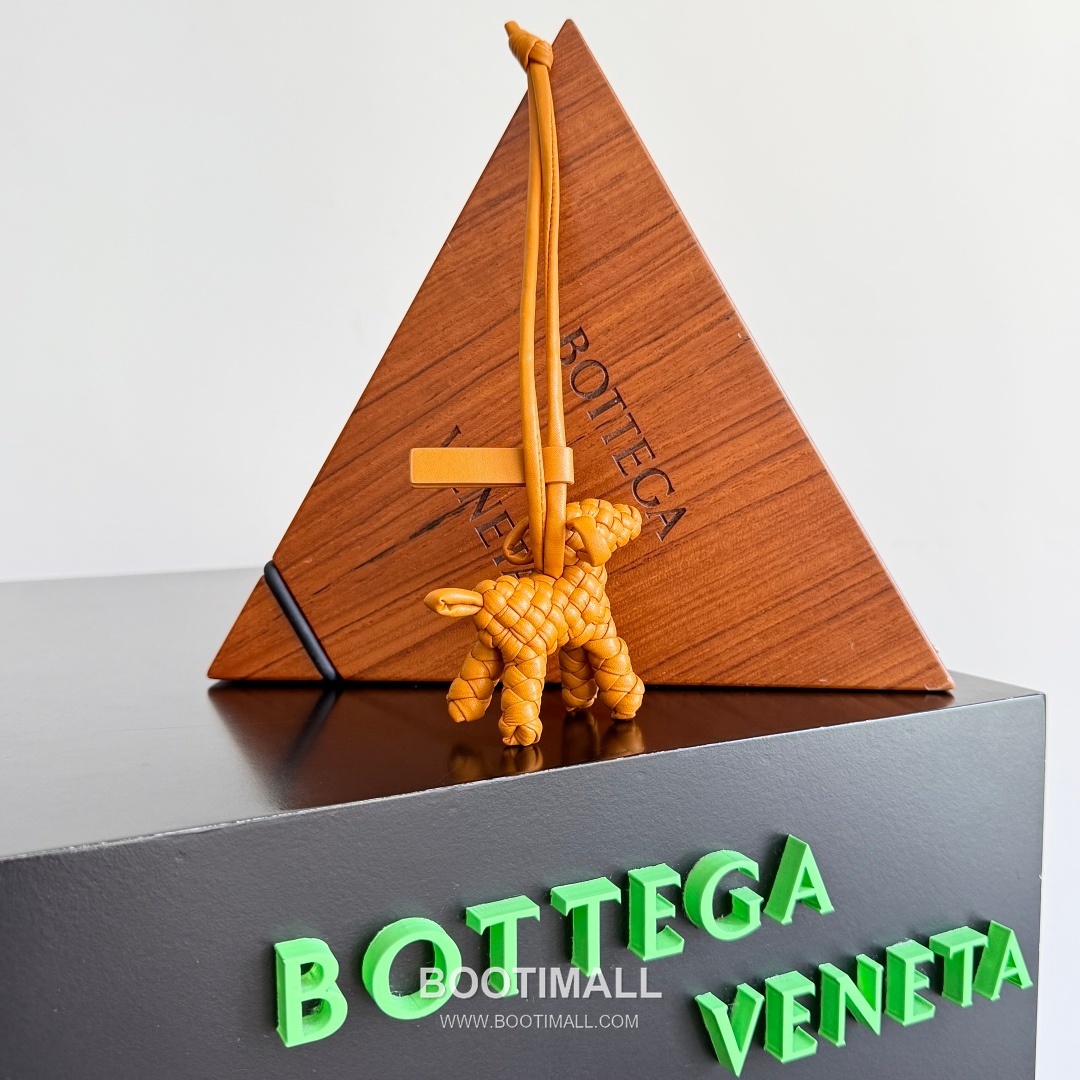 Bottega Veneta Intrecciato Dog Charm Leather Bag 보테가 베네타 인트레치아토 도그 참 가죽 백참 9