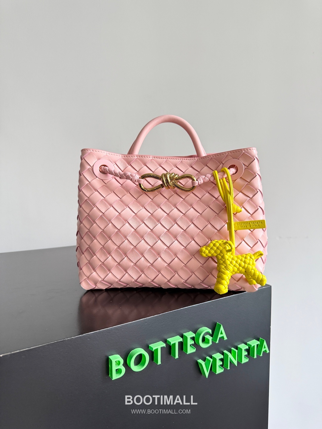 Bottega Veneta Intrecciato Dog Charm Leather Bag 보테가 베네타 인트레치아토 도그 참 가죽 백참 4