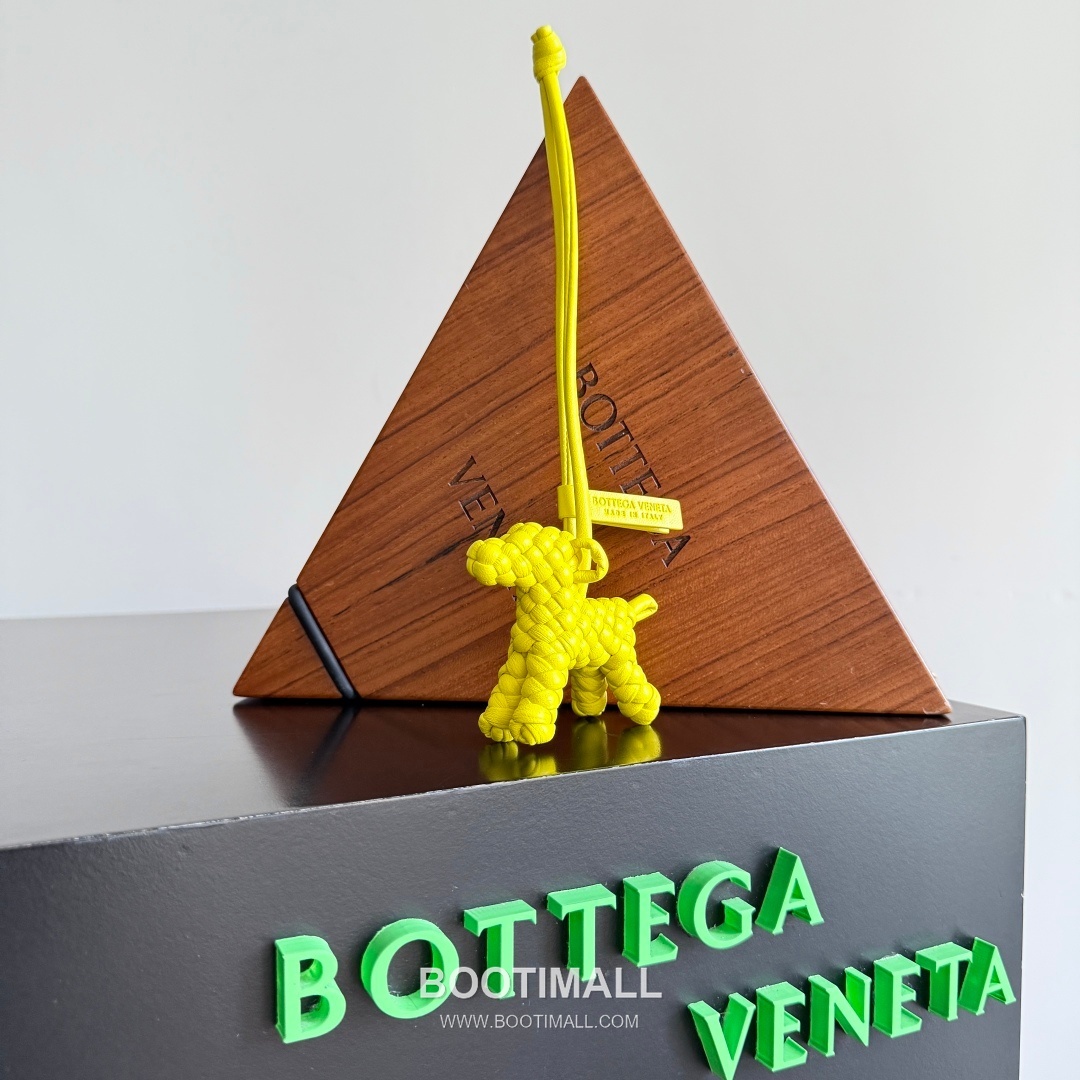 Bottega Veneta Intrecciato Dog Charm Leather Bag 보테가 베네타 인트레치아토 도그 참 가죽 백참 6