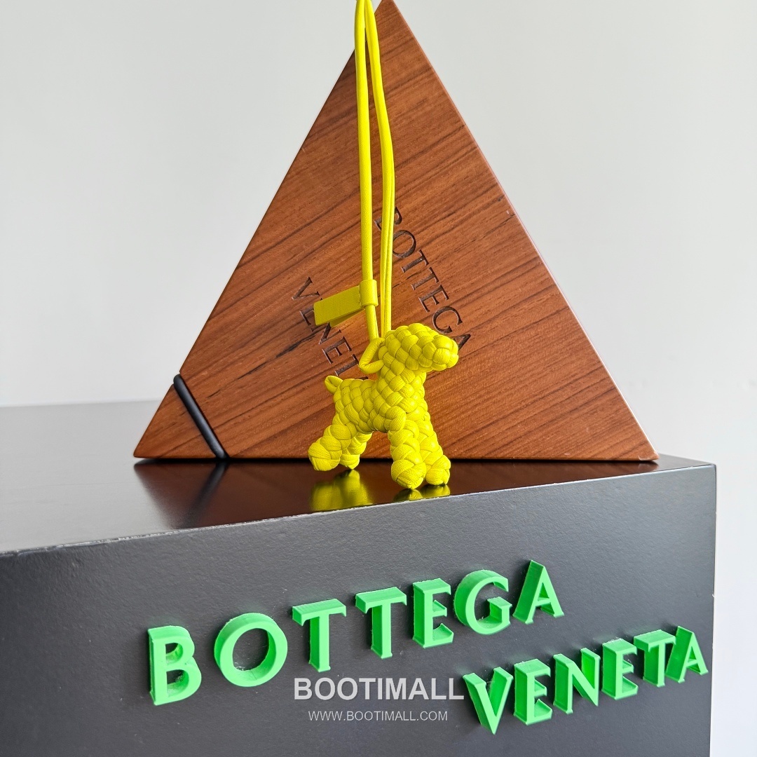 Bottega Veneta Intrecciato Dog Charm Leather Bag 보테가 베네타 인트레치아토 도그 참 가죽 백참 7