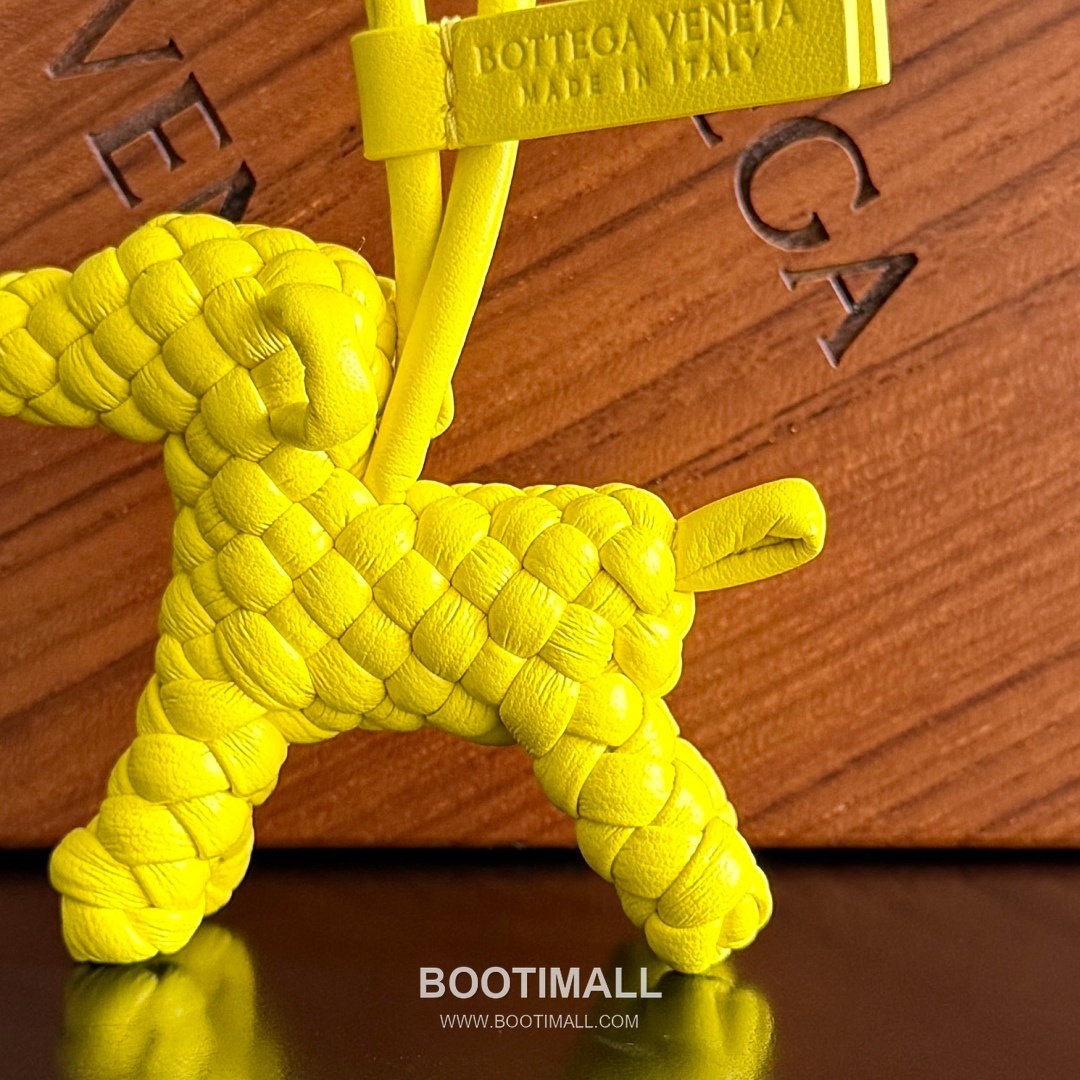 Bottega Veneta Intrecciato Dog Charm Leather Bag 보테가 베네타 인트레치아토 도그 참 가죽 백참 8