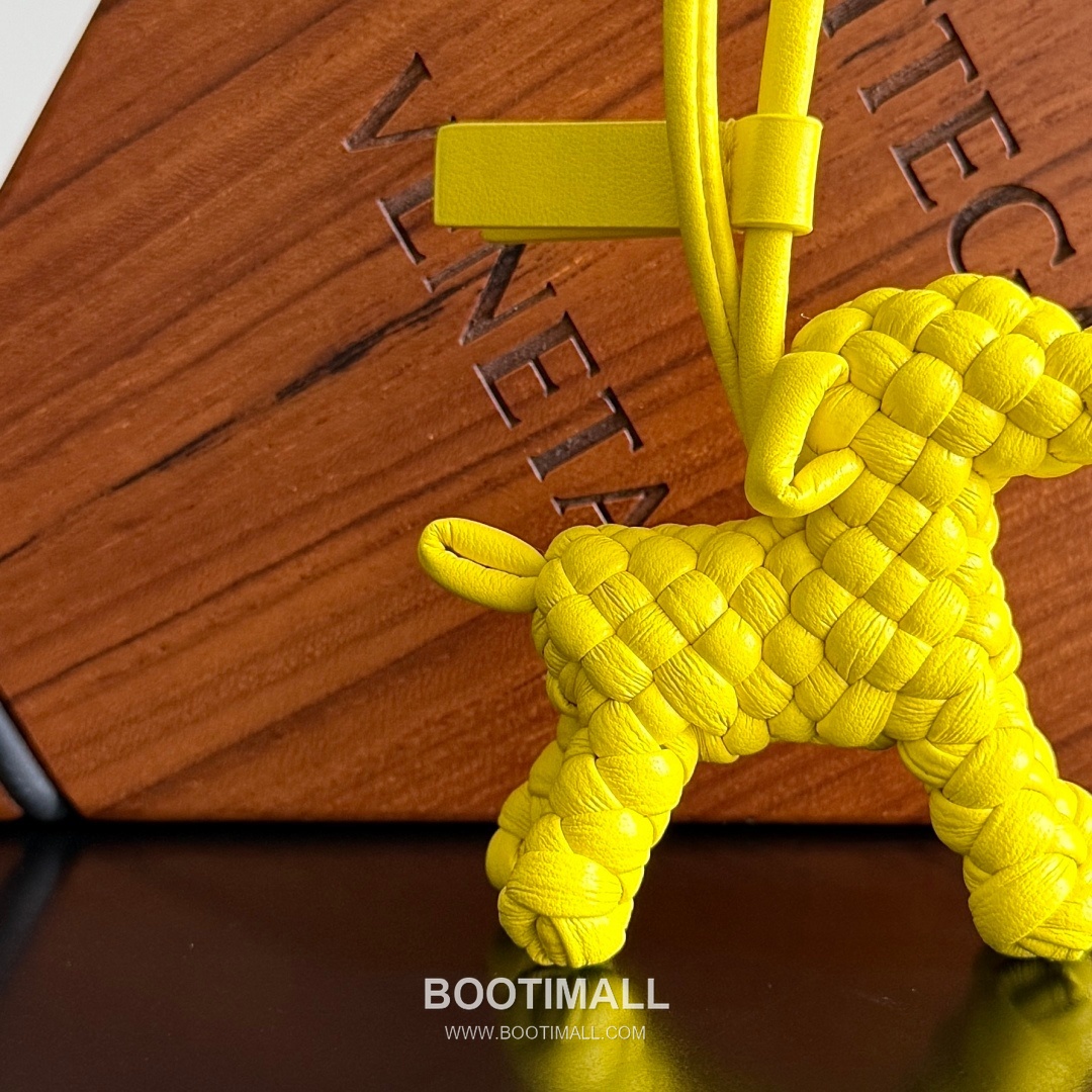 Bottega Veneta Intrecciato Dog Charm Leather Bag 보테가 베네타 인트레치아토 도그 참 가죽 백참 9