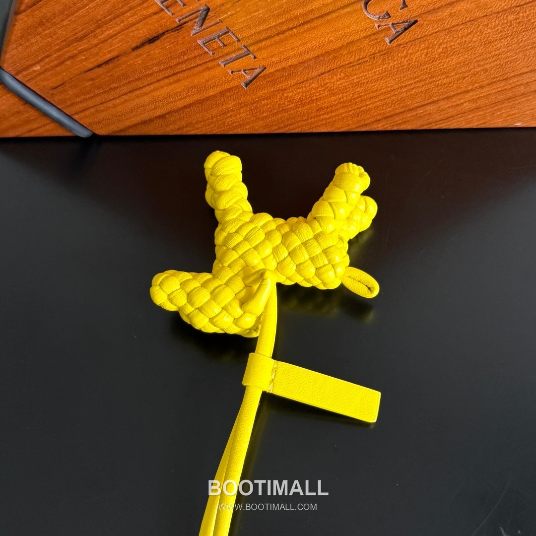 Bottega Veneta Intrecciato Dog Charm Leather Bag 보테가 베네타 인트레치아토 도그 참 가죽 백참 10