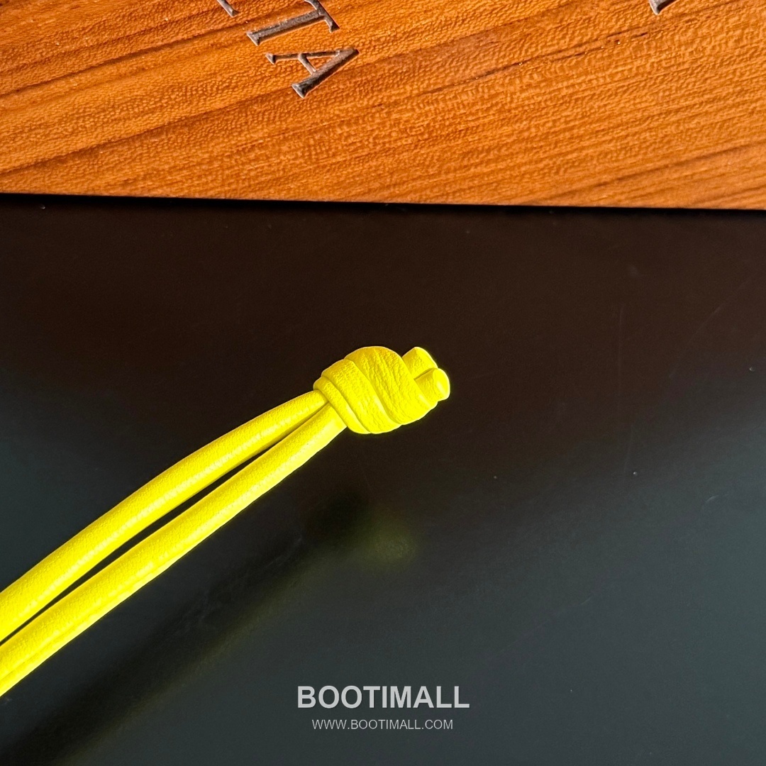 Bottega Veneta Intrecciato Dog Charm Leather Bag 보테가 베네타 인트레치아토 도그 참 가죽 백참 12