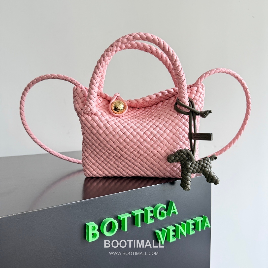 Bottega Veneta Intrecciato Dog Charm Leather Bag 보테가 베네타 인트레치아토 도그 참 가죽 백참 3