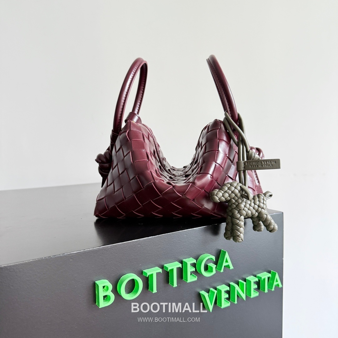 Bottega Veneta Intrecciato Dog Charm Leather Bag 보테가 베네타 인트레치아토 도그 참 가죽 백참 4