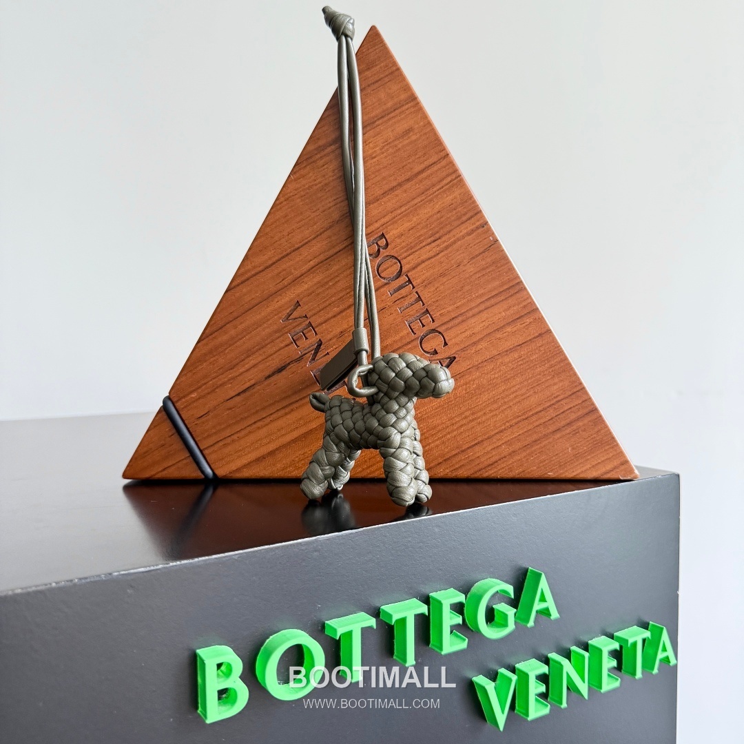 Bottega Veneta Intrecciato Dog Charm Leather Bag 보테가 베네타 인트레치아토 도그 참 가죽 백참 8