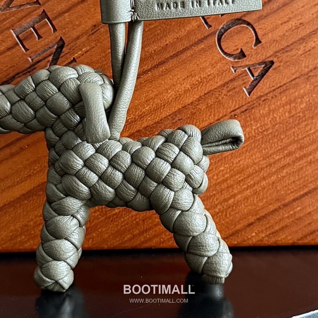 Bottega Veneta Intrecciato Dog Charm Leather Bag 보테가 베네타 인트레치아토 도그 참 가죽 백참 9