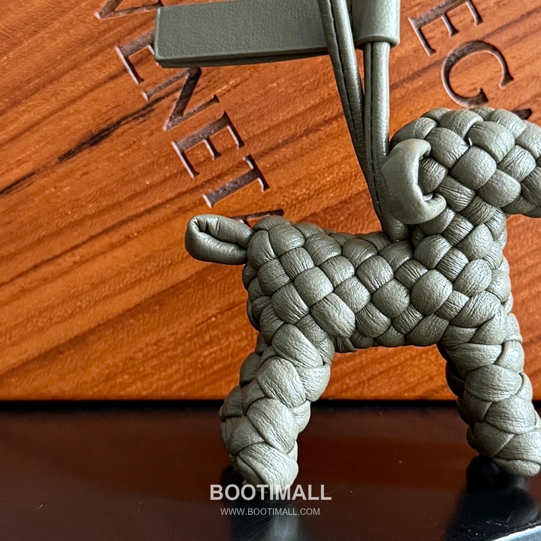 Bottega Veneta Intrecciato Dog Charm Leather Bag 보테가 베네타 인트레치아토 도그 참 가죽 백참 10