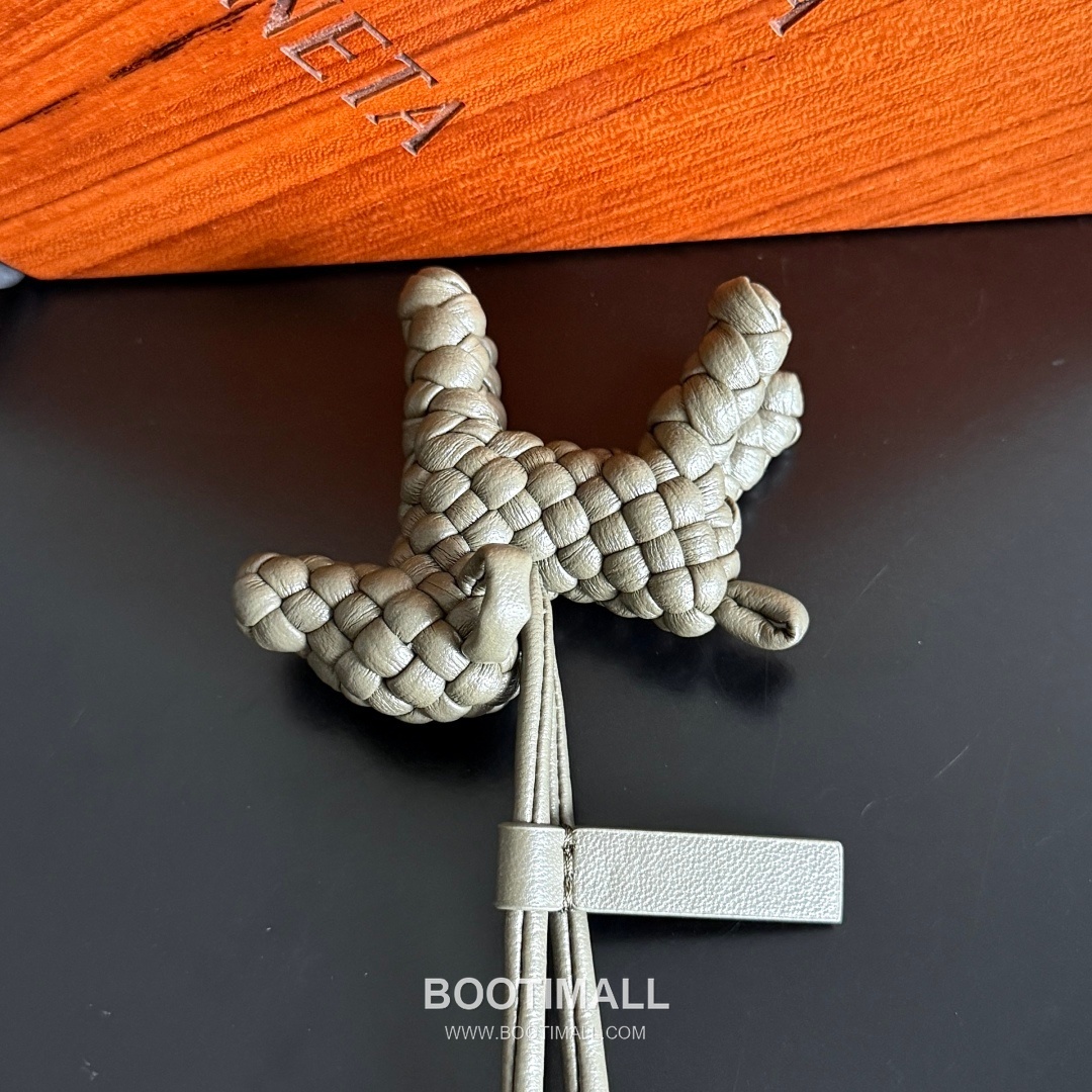 Bottega Veneta Intrecciato Dog Charm Leather Bag 보테가 베네타 인트레치아토 도그 참 가죽 백참 11