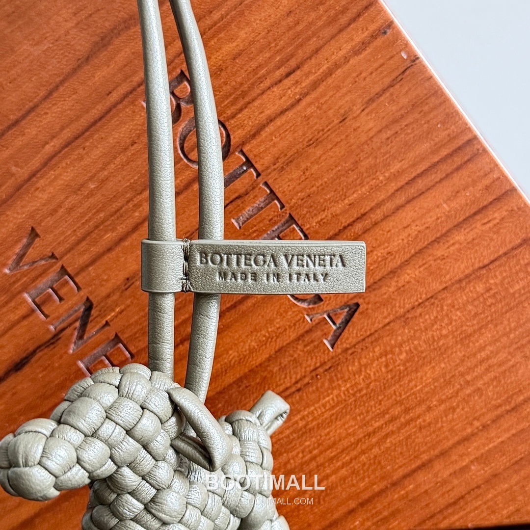 Bottega Veneta Intrecciato Dog Charm Leather Bag 보테가 베네타 인트레치아토 도그 참 가죽 백참 12