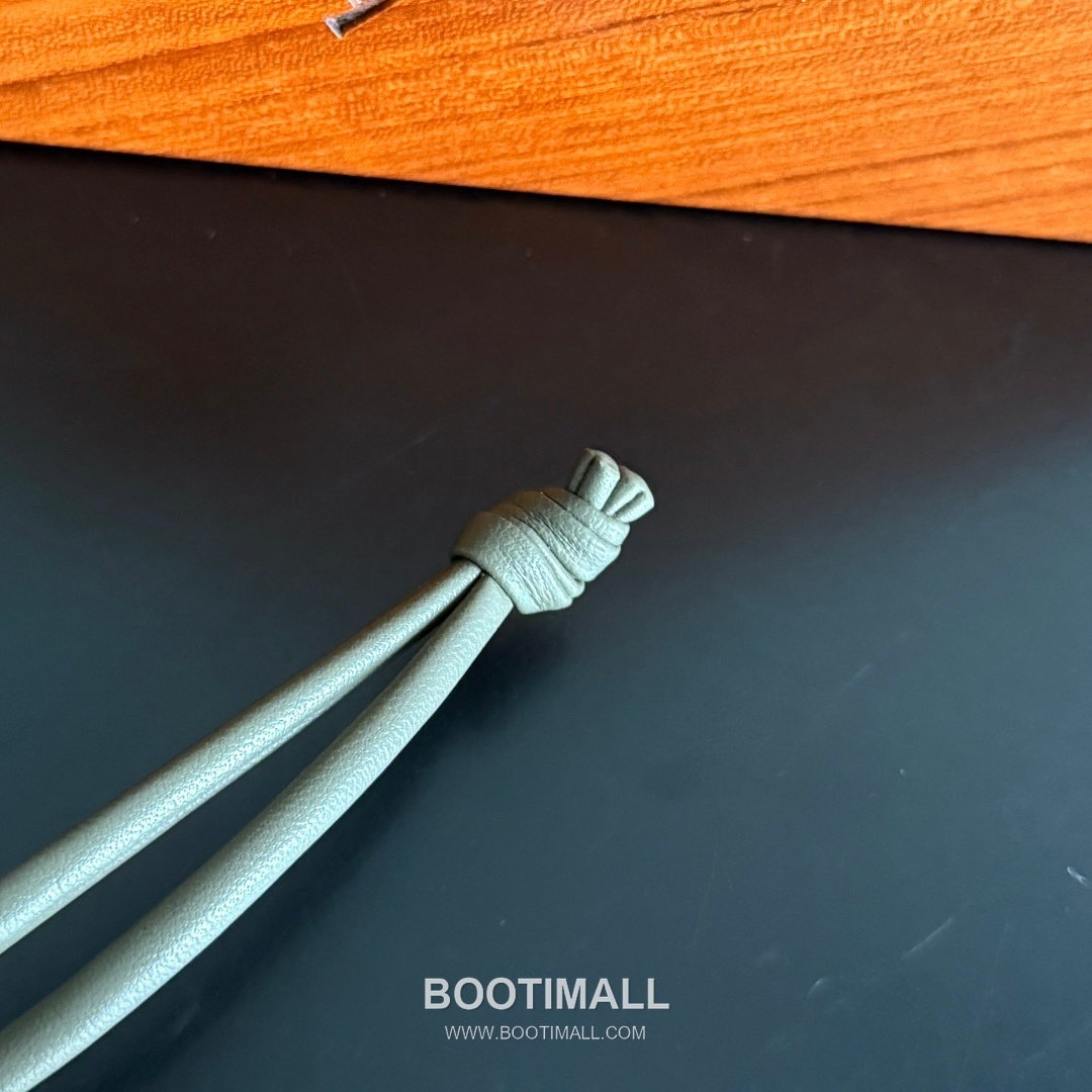 Bottega Veneta Intrecciato Dog Charm Leather Bag 보테가 베네타 인트레치아토 도그 참 가죽 백참 13