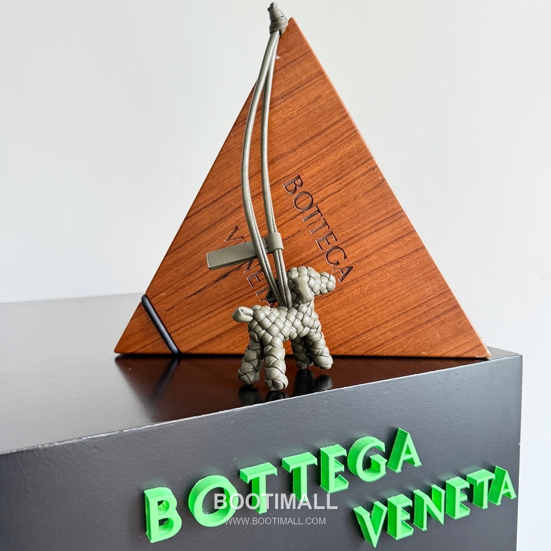 Bottega Veneta Intrecciato Dog Charm Leather Bag 보테가 베네타 인트레치아토 도그 참 가죽 백참 14