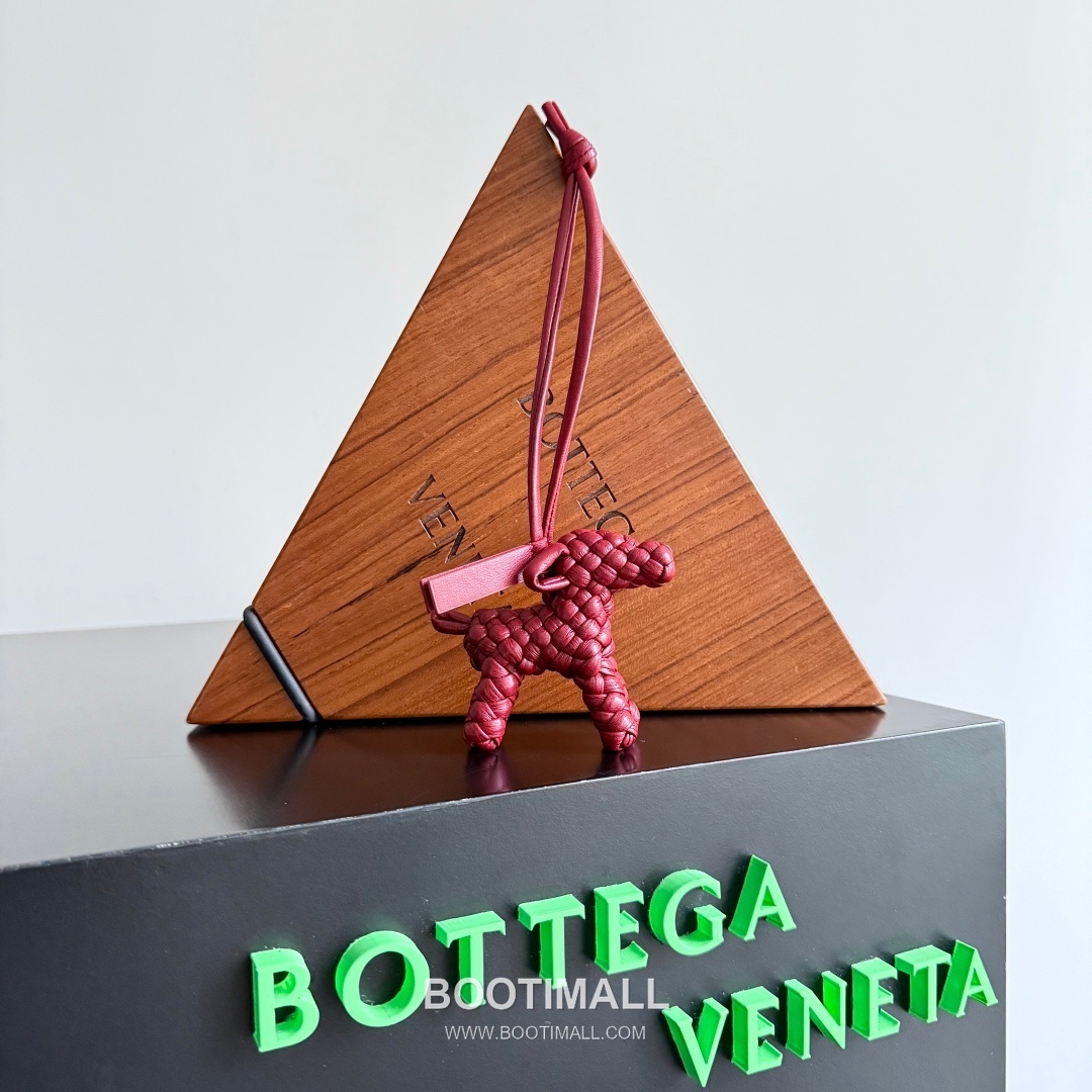 Bottega Veneta Intrecciato Dog Charm Leather Bag 보테가 베네타 인트레치아토 도그 참 가죽 백참 1