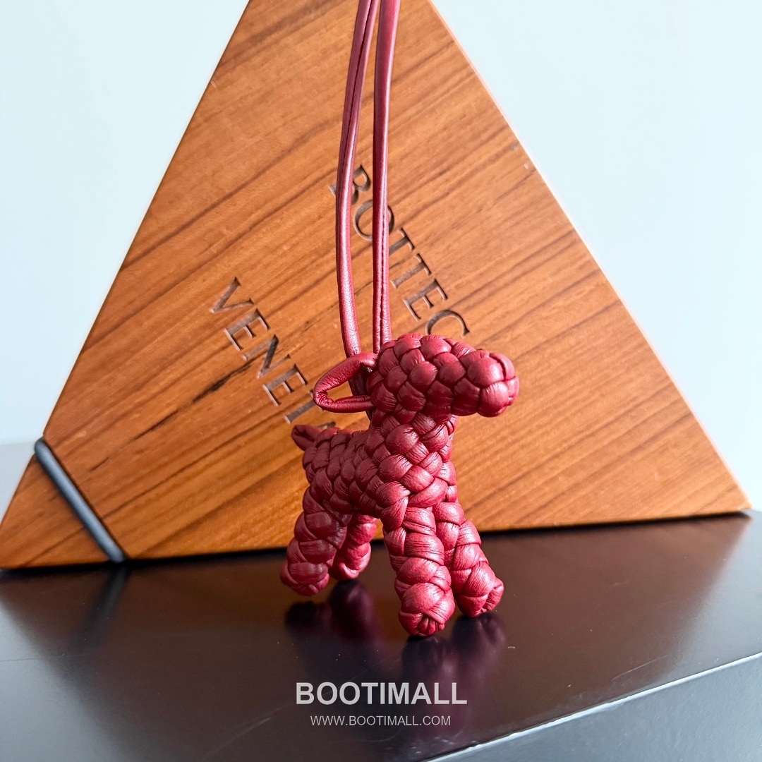 Bottega Veneta Intrecciato Dog Charm Leather Bag 보테가 베네타 인트레치아토 도그 참 가죽 백참 2