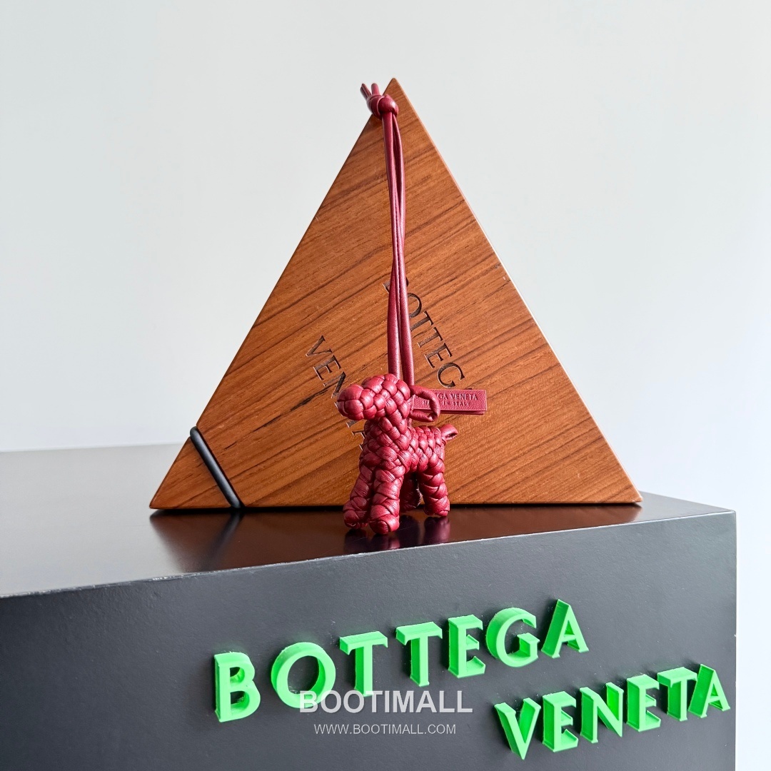 Bottega Veneta Intrecciato Dog Charm Leather Bag 보테가 베네타 인트레치아토 도그 참 가죽 백참 3