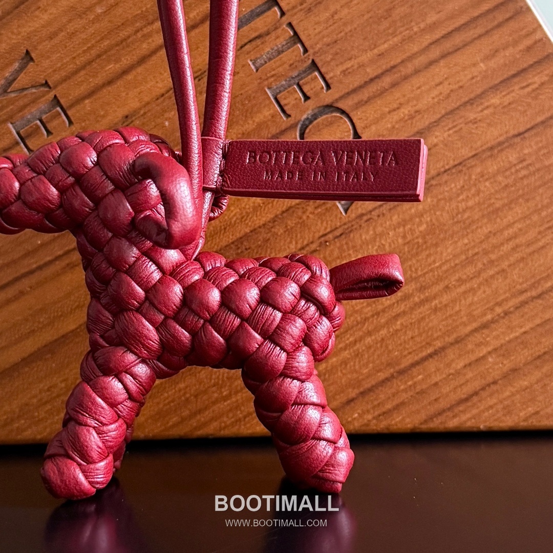 Bottega Veneta Intrecciato Dog Charm Leather Bag 보테가 베네타 인트레치아토 도그 참 가죽 백참 4