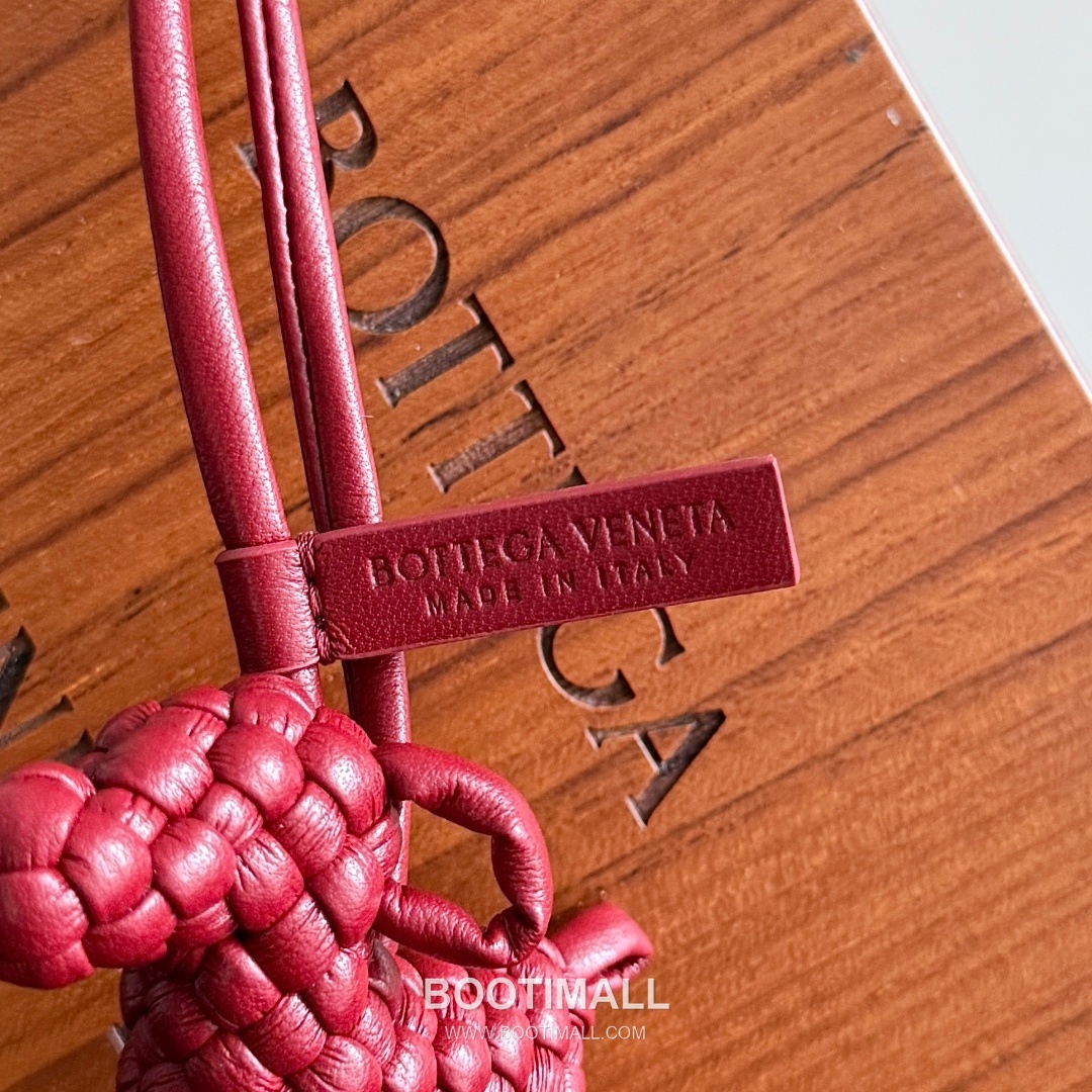 Bottega Veneta Intrecciato Dog Charm Leather Bag 보테가 베네타 인트레치아토 도그 참 가죽 백참 5