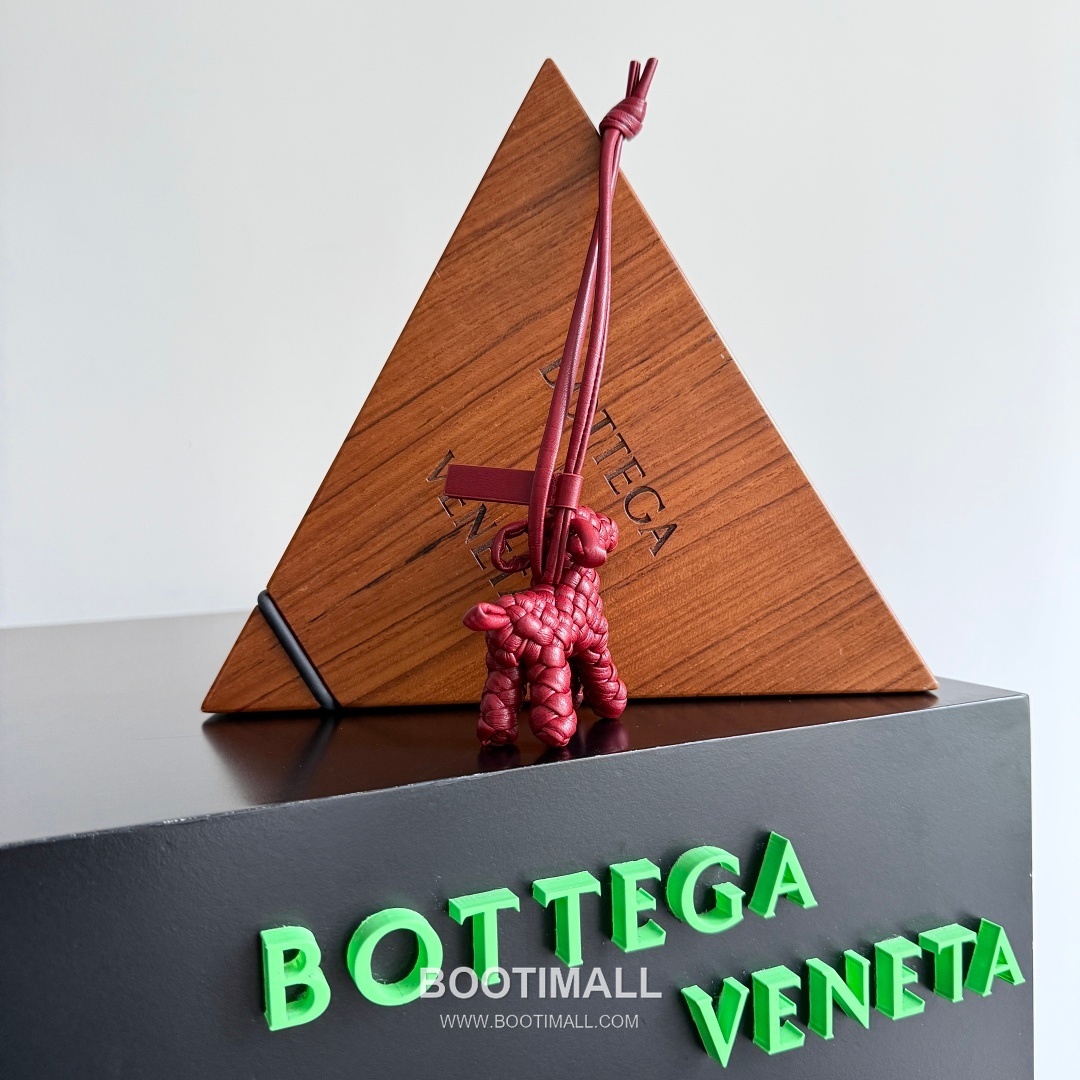 Bottega Veneta Intrecciato Dog Charm Leather Bag 보테가 베네타 인트레치아토 도그 참 가죽 백참 6