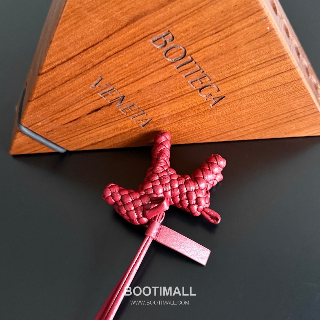 Bottega Veneta Intrecciato Dog Charm Leather Bag 보테가 베네타 인트레치아토 도그 참 가죽 백참 8