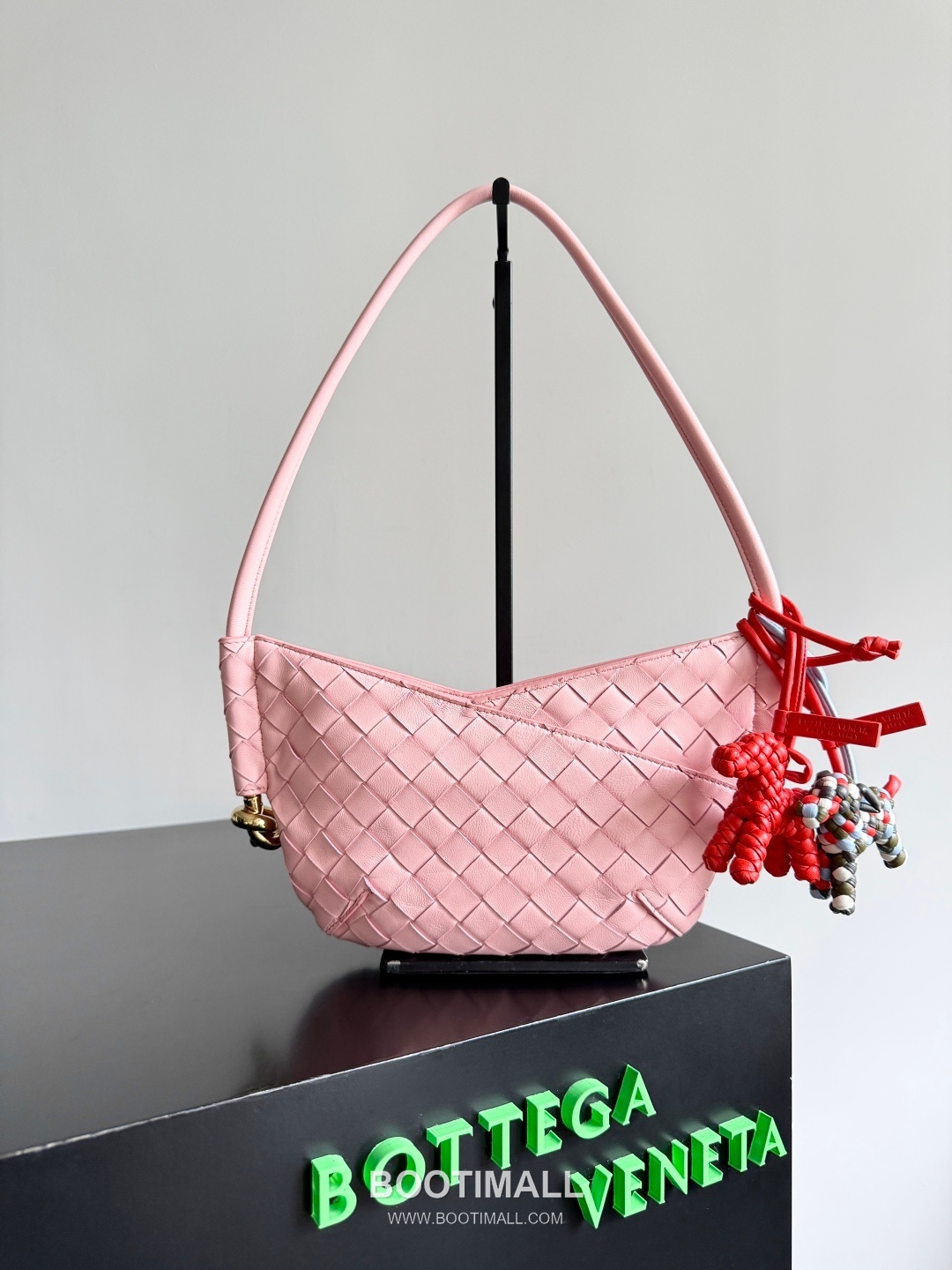 Bottega Veneta Intrecciato Dog Charm Leather Bag 보테가 베네타 인트레치아토 도그 참 가죽 백참 1